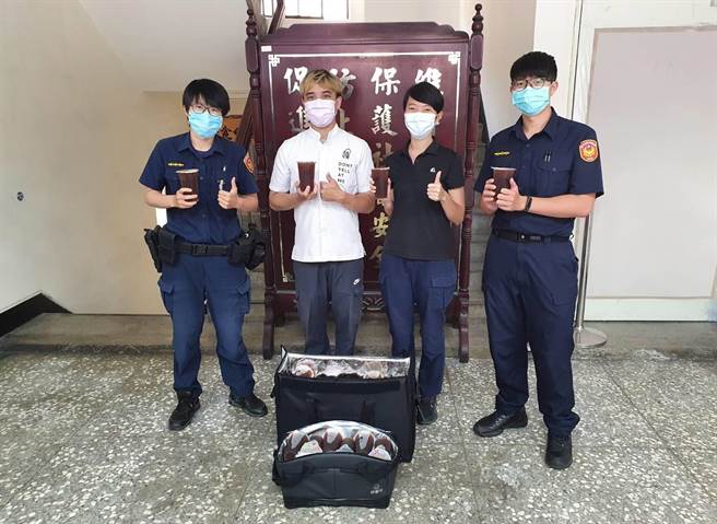 南區1家知名飲料店家也親送2大袋手搖冰咖啡，在炎炎夏日替員警消暑氣。（台中市第三分局提供／馮惠宜台中傳真） 法布甜推出兩款公益聯名組合，其中「好事花生組」要捐款助經營困難的社福團體。（法布甜提供／馮惠宜台中傳真）