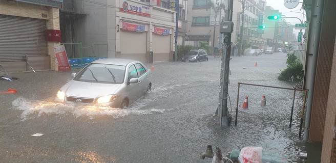 员林市区南平路积水，不少车辆来不及改道进水抛锚。（民眾提供／谢琼云彰化传真）
