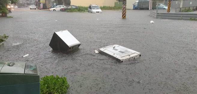 员林市区南平路积水，马路成河，一家家电行摆放在一楼骑楼的电器在路面漂流。（民眾提供／谢琼云彰化传真）
