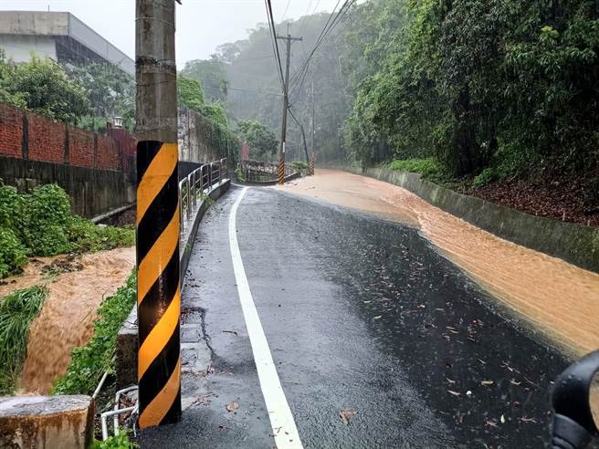 员林市东区山区湖水巷滚滚泥流，阻断道路通行。（摘自「大员林生活圈」／谢琼云彰化传真）