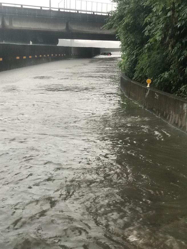 员大排已达满水位，埔心台76快速道路桥下平面道路，往埔心交流道匝道几乎变成河道，车辆行经该处十分惊险。（摘自「彰化踢爆网」／谢琼云彰化传真）
