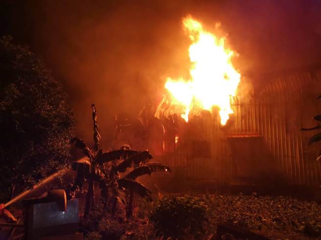 三峽舊衣回收工廠21日凌晨發生大火，火勢一發不可收拾。（圖／民眾提供）