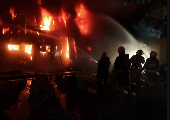 舊衣回收廠火勢一發不可收拾。（圖／民眾提供）