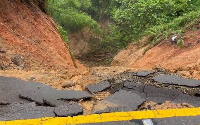 139縣道路基掏空大規模崩塌陷落成峽谷。（彰化踢爆網提供／吳敏菁彰化傳真）