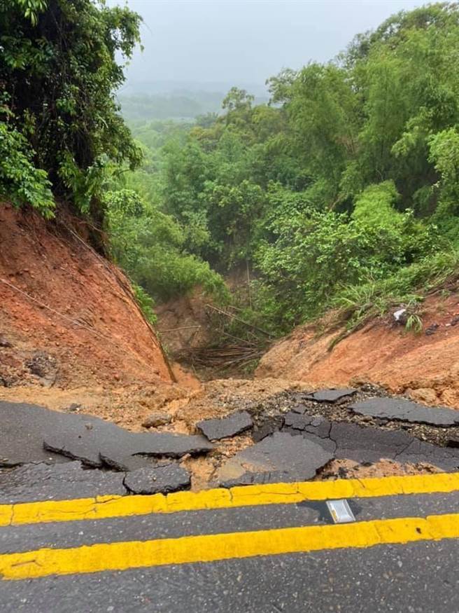 139縣道路基掏空大規模崩塌陷落成峽谷。（彰化踢爆網提供／吳敏菁彰化傳真）