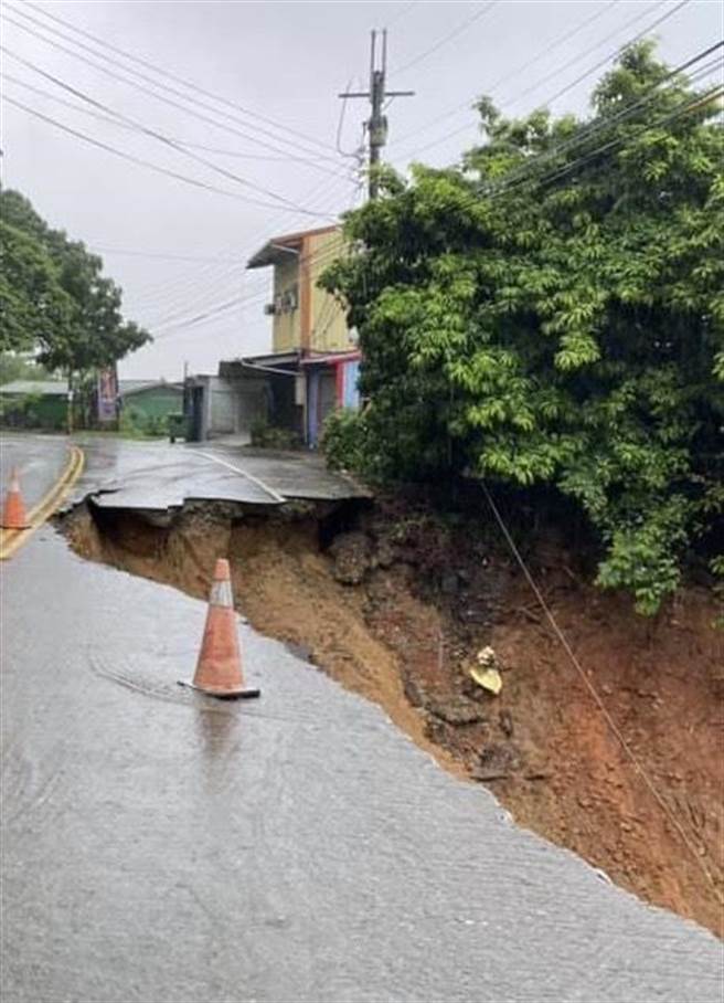 139縣道路基掏空大規模崩塌陷落成峽谷。（彰化踢爆網提供／吳敏菁彰化傳真）