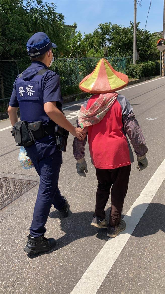 86岁老妇捡拾资源回收迷途警护送返家。(警方提供／吕筱蝉桃园传真)