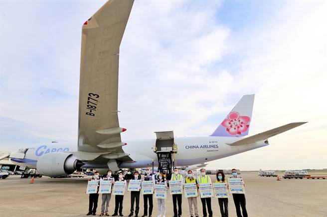 美捐250萬劑疫苗抵台接機人員開心合影 美國在台協會（ait）處長酈英傑（左5）20日與中央流行疫情指揮中心指揮官陳時中（左4）等人一同到桃園國際機場，見證美國捐台250萬劑疫苗運抵，眾人並在機坪上合影留念。(圖／中央社)