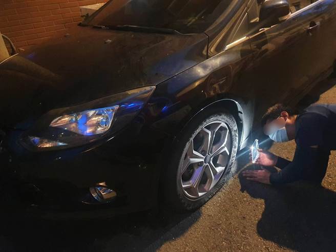 警方获报后到场搜证，全案将依毁损罪侦办。（民眾提供／冯惠宜台中传真）