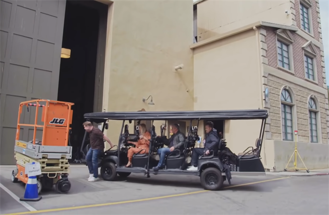 詹姆斯与《六人行》小组开观光小巴大聊天，停车时发生意外。(翻摄自The Late Late Show with James Corden YouTube)