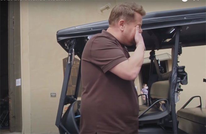 詹姆斯在镜头前掩面，自责差点杀死《六人行》全体演员。(翻摄自The Late Late Show with James Corden YouTube)