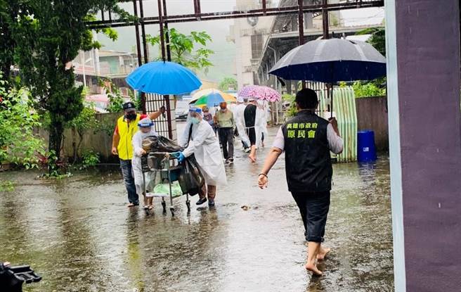 高雄市那玛夏区21日上午为长辈施打疫苗，突然碰到一场大雨，工作人员连忙转换场地。（高雄原民会提供／林瑞益高雄传真）