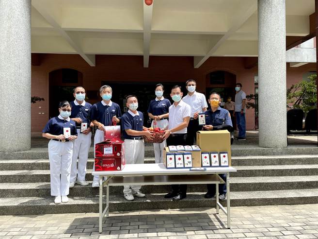 中區慈警會暨太平區和氣組日前致贈太平警分局250套雙抗UV涼感袖套及蘋果禮盒10箱，由警分局長葉志誠代表受贈。（太平警分局提供／馮惠宜台中傳真）