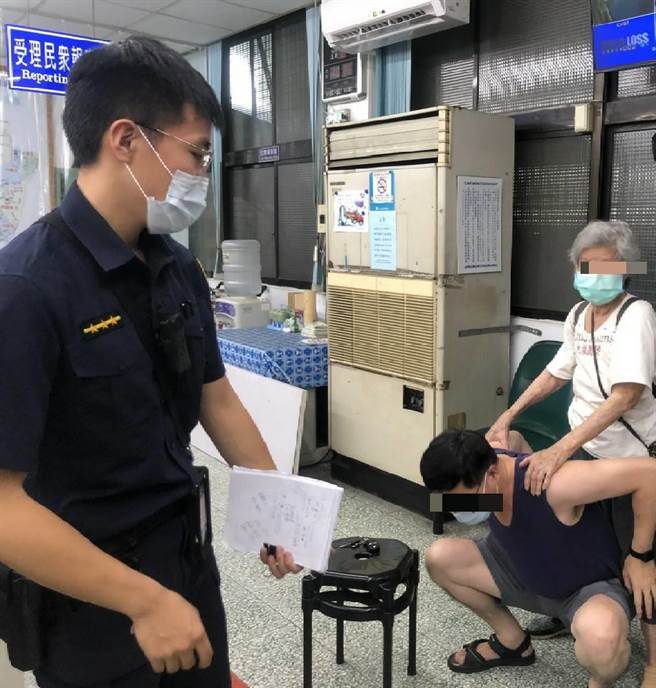 老奶奶路倒在黄昏市场内，员警上前关怀安抚，并热心协助老奶奶返家团圆。（民眾提供／卢金足台中传真）