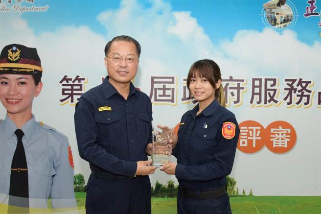 高市鼓山分局正妹女警赖沐恩因受理民眾报案态度积极，荣获警政署获颁绩优奖，警察局长黄明昭日前至分局颁奖。（鼓山分局提供／石秀华高雄传真）