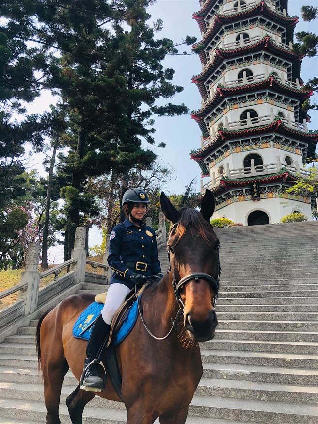 高雄市鼓山分局女警赖沐恩也是骑警队的一员，骑马英姿焕发。（鼓山分局提供／石秀华高雄传真）
