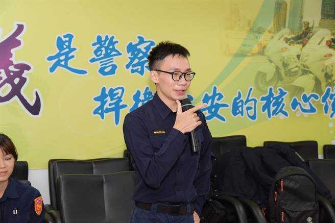 鼓山分局警员谢汶哲受理民眾报案态度一级棒，获警政署颁奖。（鼓山分局提供／石秀华高雄传真）
