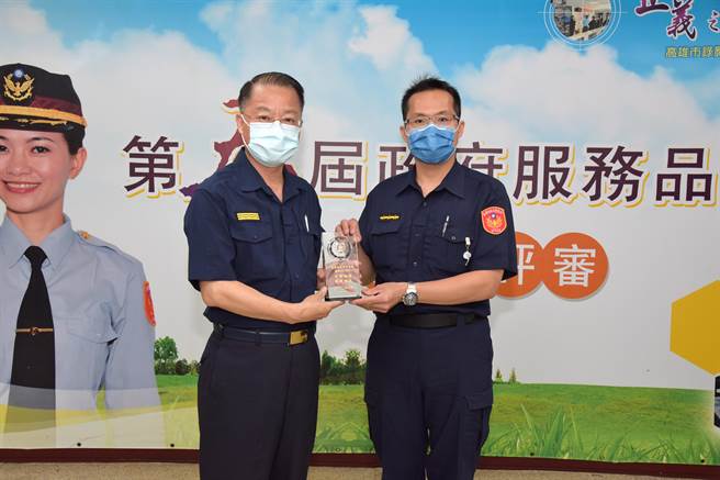 楠梓分局后劲派出所警员何昭纬获警政署颁发「109年10-12月受理民眾报案服务态度绩优」奖。（楠梓分局提供／石秀华高雄传真）