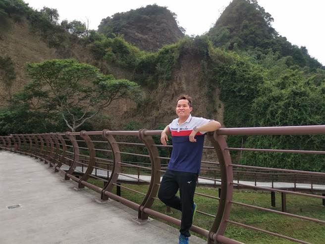 楠梓分局后劲派出所警员何昭纬从警8年，处理各类案件秉持同理心为民服务而获奖。（楠梓分局提供／石秀华高雄传真）