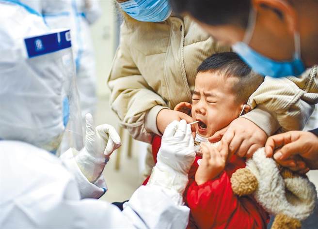 广东东莞市21日新增1例本土病例，当地宣布21日起全市核酸检测。图为大陆孩童接受筛检。（图／新华社）