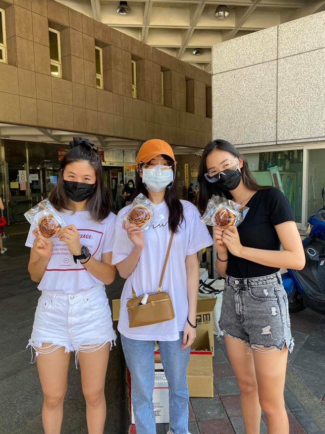 贾永婕和两位女儿一起到医院送便当。（图／FB@贾永婕）