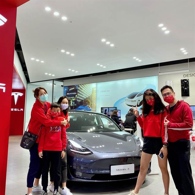 贾永婕今年初大手笔花百万送Tesla Model 3给满18岁的大女儿安安。（图／FB@贾永婕）