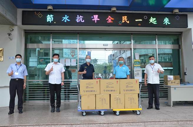 市议员萧隆泽21日特别捐赠大雅警分局口罩1万4000片。（大雅警分局提供／陈淑娥台中传真）