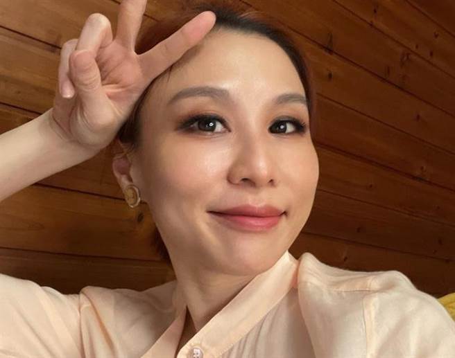 林凡今陪同母親到醫院做快篩。（翻攝林凡IG）