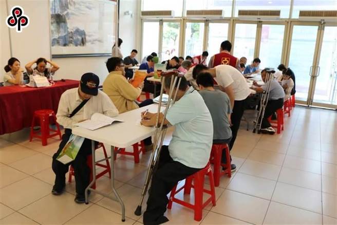 据劳动部统计，截至今年3月全国义务单位计1万7708家，已足额进用单位1万5931家，占90％；应进用身心障碍者5万9609人，实际进用8万5062人，超额进用比率为42.70％，足额单位与进用人数皆略增加。（本报系资料照）