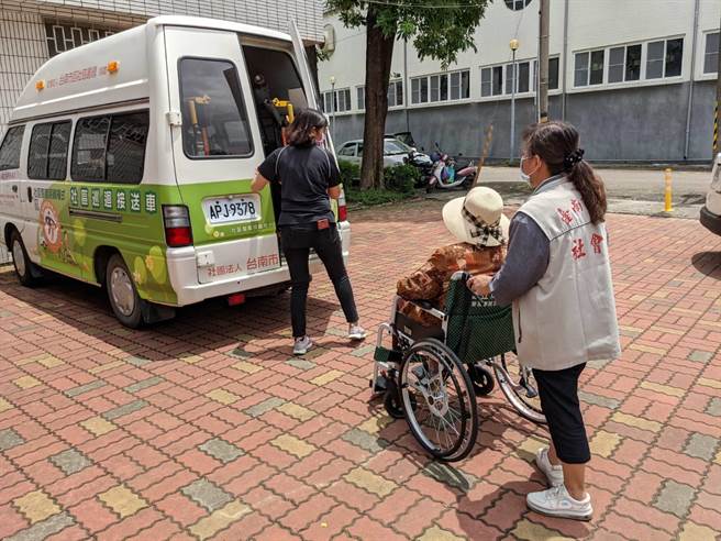 台南市居家个案长辈疫苗施打意愿低，社会局提供日照专家与復康巴士到府服务。（台南市社会局提供／程炳璋台南传真）