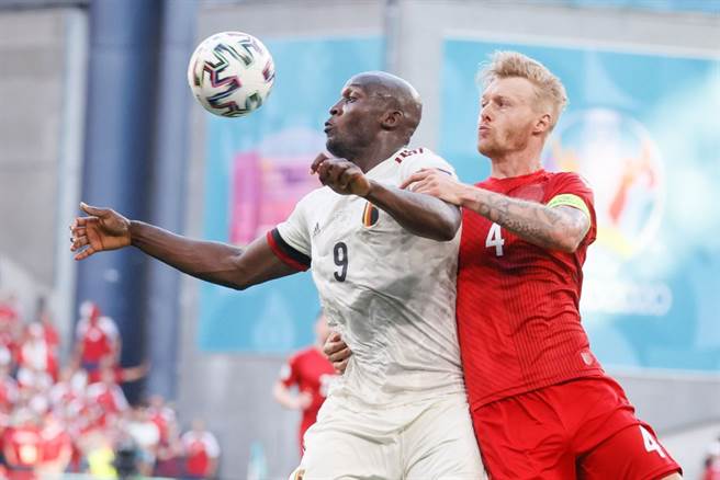 克亚尔 紧紧的防守着 卢卡库 十分成功 （图片来源︰达志影像）