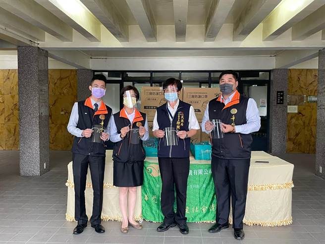 市議員施志昌與禮儀業者21日前往台中市生命禮儀管理處捐贈防疫物資。（陳淑娥攝）