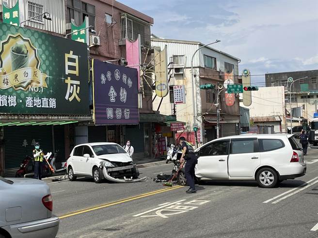 2車對撞車頭開花、零件四散。(翻攝照片)
