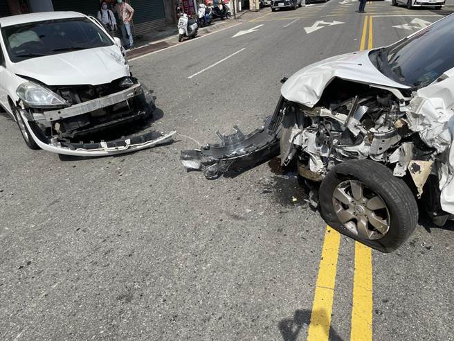 2車對撞車頭開花、零件四散。(翻攝照片)