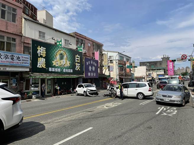 2車對撞車頭開花、零件四散。(翻攝照片)