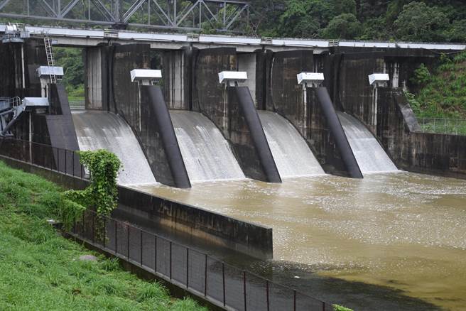 苗栗鲤鱼潭水库集水区从20晚间降下大雨，水库后池堰21日上午进行排沙作业。（谢明俊摄）