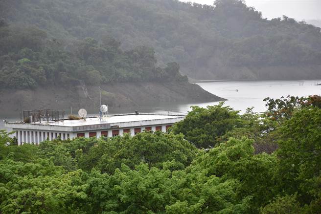今年最后一波梅雨锋面临去秋波，可望让鲤鱼潭水库蓄水回到5成以上的蓝灯。（谢明俊摄）