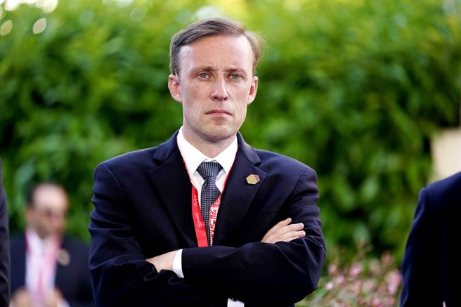 白宫国安顾问苏利文（Jake Sullivan）20日重申，美国将对新冠病毒起源追查到底，警告北京如果不配合，恐面临国际孤立，不过他也强调，现阶段美国不会发布最后通牒。（资料照／美联社）