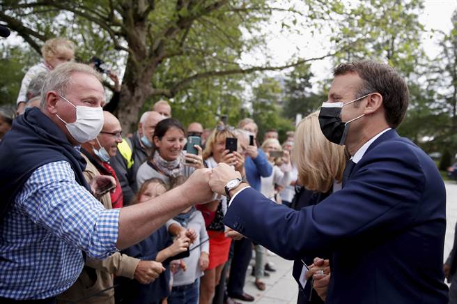 法国总统马克宏（Emmanuel Macron）(图右)(图／美联社)