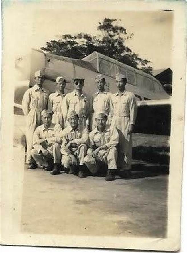 我的父親(後排左一)隨空軍幼校來到台灣，後來進入空軍官校。（作者提供）