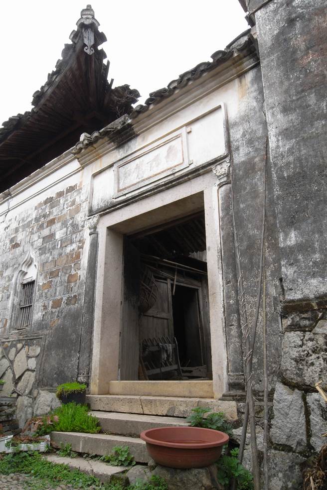 王文慶故居有兩三處院落，主樓是兩層建築，但年久失修，部分已經坍塌。（作者提供）