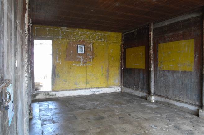 屋子的前廳，掛有王文慶的照片。（作者提供）