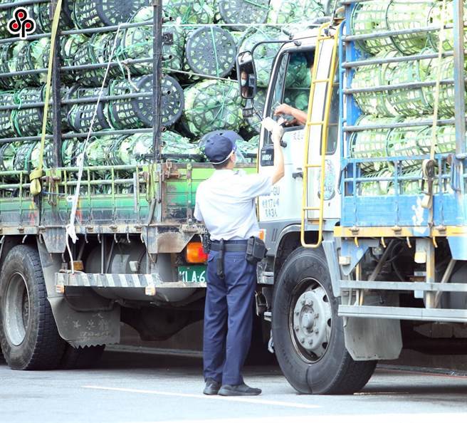 農委會表示，雙北熱區批發市場6月24日起須持陰性證明才能進出批發市場從事交易行為。（陳怡誠攝）