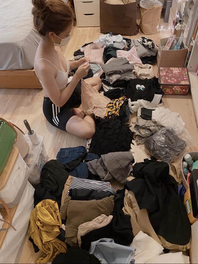 周晓涵晒居家折衣服照，上往下拍照的邪恶视角，让周晓涵有料上围见客了。（图／取材自周晓涵脸书）