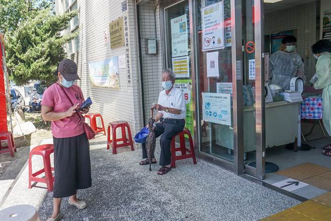 新竹縣第二波疫苗以82到86歲為施打對象，各衛生所都很冷清。（羅浚濱攝）