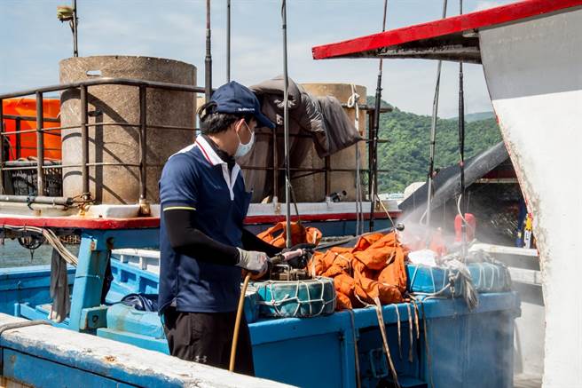 宜兰县目前已连续7天零确诊，县府今天在南方澳岸置中心前码头办理渔船消毒作业，并呼吁渔民一起维护安全的环境。（宜兰县政府提供／李忠一宜兰传真	）