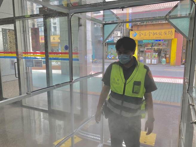 热心企业｢醇白国际股份有限公司｣深知员警在这次疫情中守护民眾的辛劳，也为了保护员警执勤中的健康，特别捐赠全自动清消门给新北市瑞芳警分局。（瑞芳警分局提供）