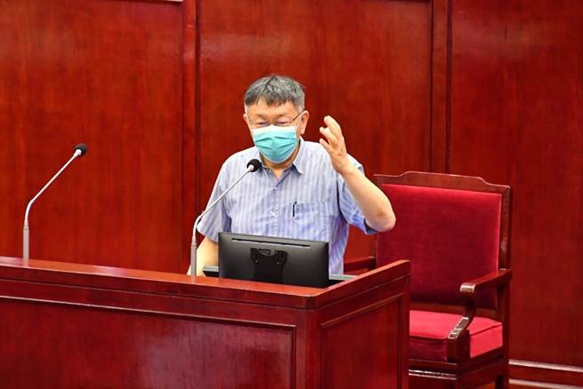 北市議員張斯綱問到，對於政治人物紛紛留言的看法如何？柯文哲說，「跟我無關」。（北市府提供／游念育台北報導）