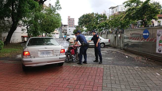 21、22日早上7時至下午16時30分管制忠孝一路(七賢至六合路段)車輛通行，並部署交通疏導警力在雄女、七賢國小沿線引導接種車輛順利進出，員警也會攙扶行動不便長者，讓不少民眾直呼揪甘心。(翻攝照片／劉宥廷高雄傳真)