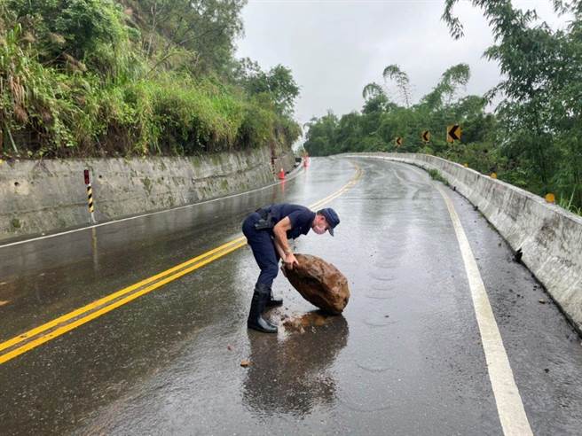 旗山分局甲仙警方将宝隆里一带落石移置路旁。（警方提供／林瑞益高雄传真）